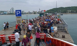 Quảng Ninh cấm biển từ 12 giờ trưa nay