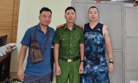 Đại úy công an cùng người dân cứu sống 3 du khách đuối nước