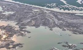 'Núi' rác khổng lồ đang 'tấn công' vịnh Hạ Long 