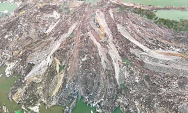 Huy động nhân lực, máy móc xử lý ‘núi’ rác khổng lồ ‘tấn công’ vịnh Hạ Long 