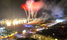 Carnaval Hạ Long rực sáng sắc màu bên bờ di sản