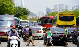 Khách du lịch nhích từng mét tìm quán ăn ở Hạ Long