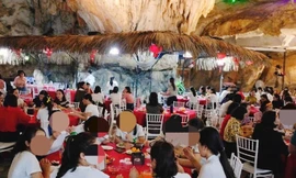 Tỉnh Quảng Ninh nói gì việc ‘biến’ hang động bên vịnh Bái Tử Long thành nhà hàng, nhà hát?