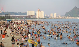 Bãi biển Hạ Long ken đặc người trong ngày nghỉ lễ đầu tiên