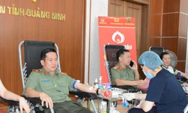 Thiếu tướng Đinh Văn Nơi cùng hơn 200 chiến sĩ, đoàn viên hiến máu