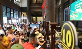 Biển người mua vé thăm vịnh, cảng tàu khách Hạ Long chật cứng