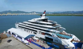 Bàn giao 'siêu du thuyền' nghỉ đêm lớn nhất vịnh Hạ Long