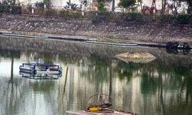 Ba chiếc bẫy nổi đang thử nghiệm tại hồ Văn Quán