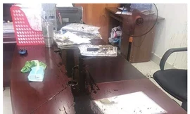 Công ty loang lổ vết mắm tôm và dầu luyn. Ảnh: Văn Hưng.