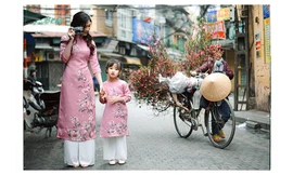 Hoa hậu Áo dài Phí Thuỳ Linh cùng con gái mặc áo dài đôi đón Tết