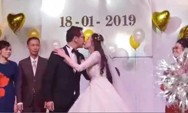 NSND Trung Hiếu ngượng ngùng khi được yêu cầu hôn vợ 9X trong hôn lễ