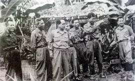 Phó tư lệnh - Tham mưu trưởng Quân giải phóng miền Nam Lê Đức Anh (người đang dơ tay chỉ) và Phó Chính ủy miền Nam Lê Văn Tưởng (ngoài cùng bên trái) cùng các đồng chí trong Bộ Tư lệnh miền Nam tại căn cứ Tà Thiết năm 1971.