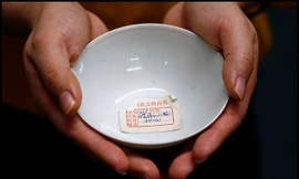 Chiếc bát sứ lưu niệm bất ngờ tăng giá 2.000 lần