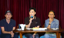 Quang Hà lấy lại tinh thần sau vụ cháy sân khấu ở Cung Văn hoá hữu nghị Việt-Xô.