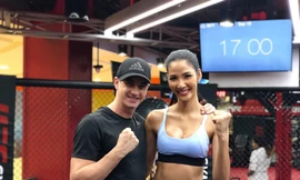 Hoàng Thuỳ khoe vòng eo gợi cảm, tích cực tập luyện cho Miss Universe 2019