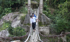 Vượt 'cầu treo tử thần' gọi từng học trò đến lớp 