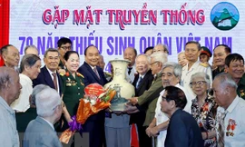 Thủ tướng Nguyễn Xuân Phúc tặng quà lưu niệm cho các cựu học sinh Trường Thiếu sinh quân Việt Nam. (Ảnh: Thống Nhất/TTXVN)