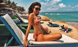 Á hậu Mâu Thuỷ khoe đường cong 'bỏng mắt' với bikini trên biển