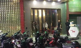 Club 162 bị kiểm tra. Ảnh: Quốc Thắng.