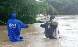 Phú Quốc lũ dâng cao ngang đầu người, huy động 1.000 quân cứu dân