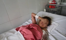 Chị Nguyễn Thị H. liên tục lau nước mắt khi kể về cuộc đời bất hạnh của mình.