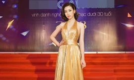 Mặc váy yếm cắt xẻ, Hoa hậu Mỹ Linh khoe body gợi cảm khó rời mắt