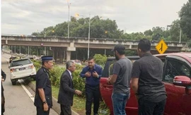 Vua Malaysia Sultan Abdullah Ri'ayatuddin (thứ hai từ bên trái sang) hỏi thăm người bị nạn. Ảnh: Strait Times