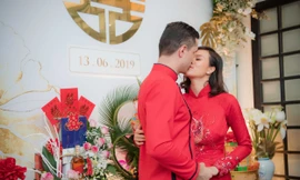 Siêu mẫu Phương Mai hôn ông xã ngoại quốc say đắm trong lễ ăn hỏi