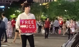 Trai đẹp giơ bảng 'Free Hugs' ở phố đi bộ: 'Cả tối không ai ôm anh ấy'