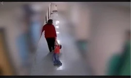 Cô giáo kéo lê học sinh. Ảnh: Angel Nelson.