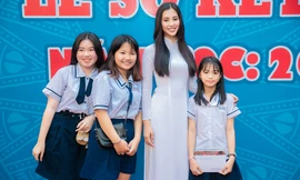 Hình ảnh đẹp của Hoa hậu Tiểu Vy khi về thăm trường cũ