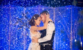 MC sexy nhất showbiz Việt mặc váy cưới ren xẻ sâu nóng bỏng, hôn chồng ngọt ngào