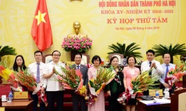 Lãnh đạo thành phố Hà Nội chúc mừng các đồng chí được giao nhiệm vụ mới.