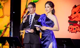 Á hậu Phương Nga diện váy xẻ gợi cảm, lần đầu thử sức làm MC