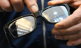 Nhiều người Hàn mang theo các thiết bị quay hình, ghi âm lén đến nơi làm việc. Ảnh: AFP.