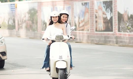 Á hậu Thuý An chở Á hậu Diễm Trang bằng xe máy xuống phố ăn vặt