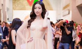 Hoa hậu Mỹ Linh tựa 'nữ thần gợi cảm' trên thảm đỏ VTV Awards 2019