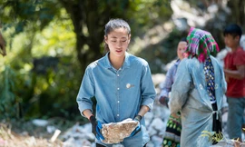 Hoa hậu Lương Thùy Linh cùng bộ đội vác vật liệu lên Lũng Lìu làm đường