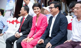 Không váy áo lộng lẫy, H'Hen Niê vẫn 'gây bão' ở Lễ hội cà phê 2019