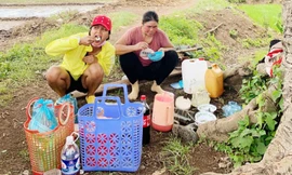 H'Hen Niê lại gây chú ý với hình ảnh đi dép tổ ong, ngồi bờ ruộng ăn cơm trưa