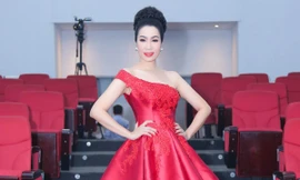 Á hậu Trịnh Kim Chi khoe vai trần gợi cảm, đẹp rực rỡ ở tuổi 48