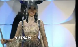 Truyền thông Mỹ khen ngợi Hoàng Thuỳ trình diễn 'Cafe phin sữa đá' ở bán kết