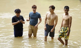 Mạc Văn Khoa và các bạn diễn Huy Khánh, Jay Quân trên phim trường.