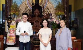 Em gái tỷ phú của Cẩm Ly đưa hai con gái về nước làm từ thiện 