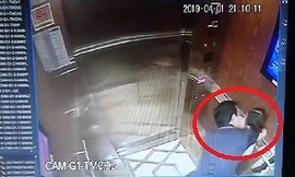 Hình ảnh vụ việc Nguyễn Hữu Linh sàm sỡ bé gái trong thang máy. Ảnh cắt từ clip