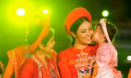 Con gái Hồng Quế dạn dĩ bên Hoa hậu Ngọc Hân trên sàn catwalk