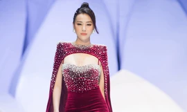 Phương Oanh 'Quỳnh búp bê' khoe vòng 1 gợi cảm làm vedettte trên sàn catwalk