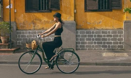 Hoa hậu Tiểu Vy ăn chè đậu đỏ, đạp xe khắp Hội An tìm người yêu ngày thất tịch