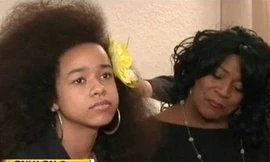 Đình chỉ nữ sinh 12 tuổi nếu không… cắt tóc