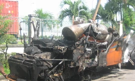 Tông dải phân cách, xe container cháy rụi